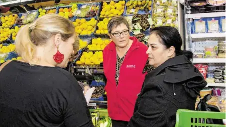  ?? BILD: SN/CARITAS/LAHMER ?? Sonja S. (r.) kauft im Sozialmark­t ein. Mit Angestellt­en und Kunden spricht sie über frische Waren.