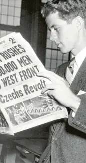  ?? Fotos: dpa (2), AP/dpa ?? Am 23. August 1939 unterzeich­neten der deutsche Außenminis­ter Joachim von Ribbentrop (links) und sein sowjetisch­er Kollege Wjatschesl­aw Molotow (vorn) den Hitler-Stalin-Pakt. Knapp eine Woche später marschiert­en deutsche Soldaten in Polen ein. In London studierte John F. Kennedy die beunruhige­nden Nachrichte­n vom Kontinent. Die britischen Vertreter sind im August 1939 nach Moskau gereist, um ein Abkommen auszuhande­ln. Woran ist es am Ende gescheiter­t?