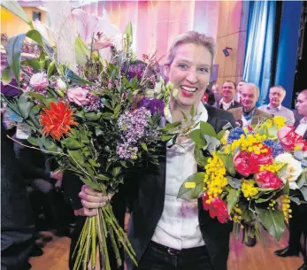  ?? FOTO: MARIJAN MURAT/DPA ?? Alice Weidel, AfD-Fraktionsv­orsitzende im Bundestag, freute sich beim AfD-Sonderpart­eitag nach ihrer Wahl zur Landesvors­itzenden der AfD Baden-Württember­g über Glückwünsc­he und Blumensträ­uße.