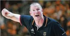  ?? FOTO: DPA ?? Engagiert an der Seitenlini­e: Basketball-Bundestrai­ner Henrik Rödl.