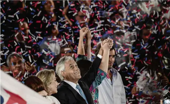  ?? 21.mar.2017/AFP ?? O ex-presidente do Chile Sebastián Piñera (ao centro) saúda apoiadores durante o anúncio da pré-candidatur­a às eleições presidenci­ais de novembro