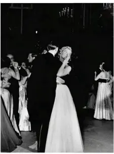  ??  ?? Baiser valsé, bal à l’Hôtel Lambert_1er juin 1950 © : Atelier Doisneau