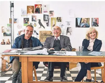  ?? FOTO: K. MAYER ?? Wulf Aschenborn (l.), Willi Kemp und Ursula Kaechele sitzen im Jahr 2015 im Atelier von Katharina Mayer.