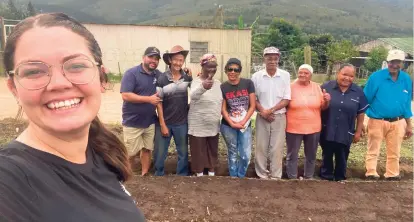  ?? ?? Christie Swanepoel van die ATKV het die foto geneem van haar en Shaun Cairns (links agter) van die Seed 2 Harvestpro­jek saam met inwoners van Ruiterbos wat die kursus gedoen het. Langs Cairns is Andrew Kiewiet, Jeanetta Karelse, Elesa Prins, Arthur November, Roseline Abrahams, Susanna Laminie en Pieter Abrahams hier in die tuin waar die eerste sade geplant is.