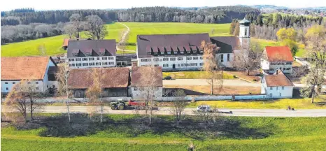  ?? FOTO: RUES ?? Dem historisch­en Gebäudekom­plex von Bärenweile­r will Eigentümer Christian Skrodzki neues Leben einhauchen.