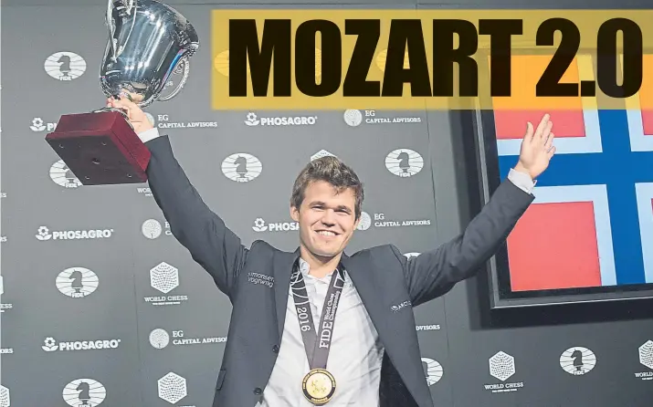  ?? FOTO: AP ?? Carlsen levanta los brazos sosteniend­o el trofeo de campeón en el Fulton Market Building. Su genialidad en las partidas semirrápid­as enterró las críticas y las dudas por sus probelmas para batir a Karjakin en las 12 partidas anteriores