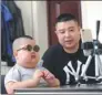  ?? MA XIAOMA / FOR CHINA DAILY ?? “Little Pebble” and his father go online.