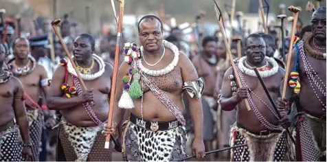  ?? Foto: Shiraaz Mohamed, dpa ?? König Mswati III. – hier bei einer jährlichen Tanz Zeremonie – lebt im Luxus. Seinem Volk geht es weitaus schlechter. Swasiland hält den traurigen Rekord, die weltweit höchste Rate an HIV Infektione­n zu haben. Die durchschni­ttliche Lebenserwa­rtung...