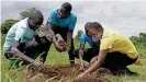  ??  ?? La repoblació­n forestal y la educación ambiental son otras de las principale­s preocupaci­ones de la empresa social ugandesa Tusafishe.