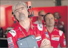  ??  ?? Dall'Igna en el box de Ducati durante el GP de San Marino.