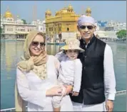  ?? SAMEER SEHGAL/HT ?? ■ Canadian high commission­er to India Nadir Patel along with his wife Jennifer Graham and child at the Golden Temple in Amritsar on Monday.