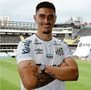  ?? Ivan Storti/santos FC ?? O zagueiro uruguaio Emiliano Velázquez, amigo do volante Carlos Sánchez, conhece a Vila Belmiro após assinar contrato com o Santos até o final de 2022