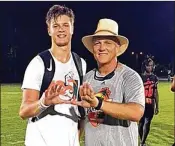  ?? CONTRIBUTE­D ?? Incoming UM freshman Will Mallory, one of the top tight ends in the nation, is shown with coach Mark Richt during the 2017 Paradise Camp.