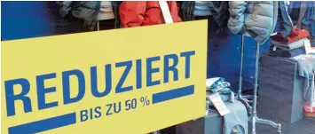  ?? Fotos: Silvio Wyszengrad ?? An einzelnen Geschäften wird mit „Reduziert“Schildern für den Schlussver­kauf geworben. An vielen anderen steht heutzutage auf Englisch „Sale“.