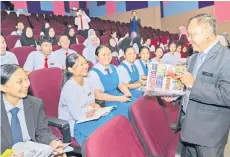  ?? — Photo by Chimon Upon ?? Azhar interacts with the SPM 2023 candidates inside the SSeMS auditorium before the start of the examinatio­ns.