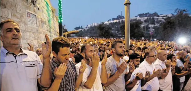  ?? BILD: SN/APA/AFP/AHMAD GHARABLI ?? Aus Protest beten Muslime vor dem Löwentor, dem Haupteinga­ng zur Al-Aksa-Moschee.
