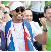  ??  ?? Hamilton poses with his mother Carmen after the Mexican Grand Prix.