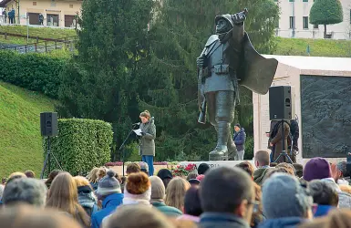  ??  ?? Suggestiva Tanta gente, ieri, al «cammino per la pace» iniziato al parco «Ragazzi del ‘99». Sotto il sindaco Riccardo Poletto al Tempio Ossario (Op Brand)