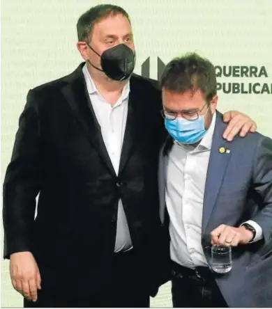  ?? ALBERTO ESTÉVEZ / EFE ?? El presidente de ERC, Oriol Junqueras, y el candidato, Pere Aragonès, anoche.