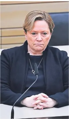  ?? FOTO: ULI DECK/DPA ?? Susanne Eisenmann, Spitzenkan­didatin der CDU in Baden-Württember­g, sitzt nach den ersten Hochrechnu­ngen im Plenarsaal.