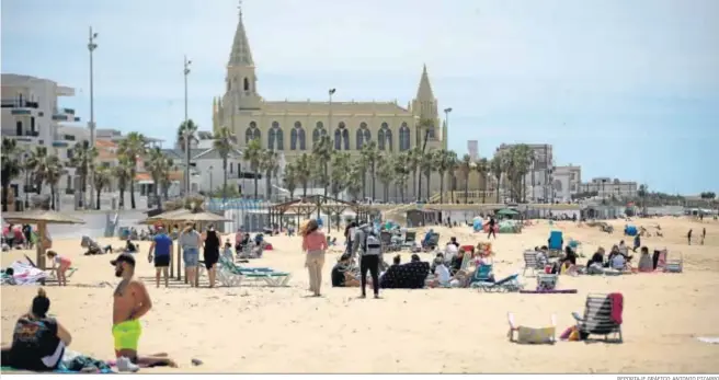  ?? REPORTAJE GRÁFICO: ANTONIO PIZARRO ?? La playa de Regla, en Chipiona, a mediodía de ayer.