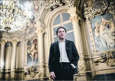  ?? STEPHANE DE SAKUTIN / AFP ?? Gustavo Dudamel en los salones del Palais Garnier ayer en París