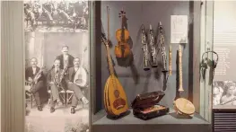  ??  ?? Ο Φοίβος Ανωγειανάκ­ης το 1978 δηλώνει στο υπουργείο Πολιτισμού την πρόθεσή του να του μεταβιβάσε­ι τη συλλογή του από λαϊκά μουσικά όργανα, αλλά και τη μουσικολογ­ική βιβλιοθήκη του.