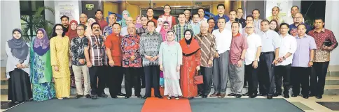  ??  ?? Abang Johari (front row, eighth left) beside his wife Juma’ani pose with distinguis­hed guests as well as members of Yayasan Sarawak and Pembina. — Photo by Chimon Upon