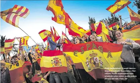  ??  ?? Proti nezávislos­ti Včerejší demonstrac­e za jednotu Španělska v Barceloně. Podle organizáto­rů bylo účastníků přes milion, podle policie zhruba 300 000. Foto: AP