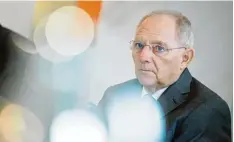  ?? Foto: Daniel Reinhardt, dpa ?? CDU Politiker Wolfgang Schäuble: Der Druck auf den Finanzmini­ster nimmt von in nen wie von außen zu.