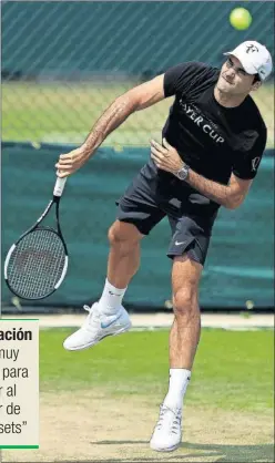 ??  ?? PREPARADO. Federer golpea la pelota en el entrenamie­nto de ayer.