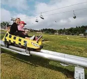  ?? 2x foto: Ondřej Bičiště ?? Ve vzduchu i na zemi
Na Klínech si užijete zábavu nejen ve vzduchu, a to díky jízdě na zipline, ale i na zemi, třeba na bobové dráze.