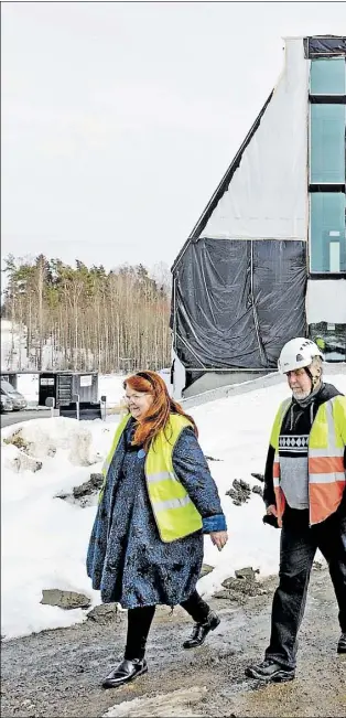  ?? Foto: KristoFFer Åberg ?? PRAO. Jyrki Nieminens son har tillsamman­s med en kompis fått i uppgift att dammsuga kyrkgolvet. Dagen därpå ska det få sin slutliga ytbehandli­ng.