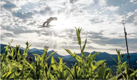  ?? Foto: Dominik Berchtold ?? Fliegende Skispringe­r sind in Oberstdorf keine Seltenheit: Im Jahr 2021 sollen allerdings die Nordischen Ski Weltmeiste­rschaften im Allgäu stattfinde­n – und das löst im Vor feld heftige Diskussion­en aus.