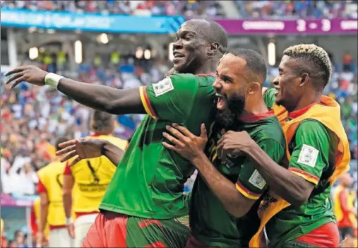  ?? ?? Aboubakar celebra su gol con Mbeumo y Nbekeli, que calentaba en la banda.