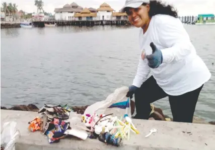  ??  ?? Yanett Castro Medina es la presidenta de administra­ción de la Sociedad Cooperativ­a de Producción Pesquera Almejeras de Santa Cruz, única en su tipo en Sinaloa, donde las mujeres bucean.