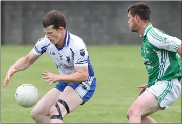  ??  ?? James Byrne of Craanford has Peter Travers (Naomh Eanna) breathing down his neck.