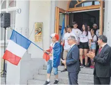  ?? FOTO: VERA ROMEU ?? Mengens Bürgermeis­ter Stefan Bubeck ( Mitte) begrüßt die Mannschaft aus Boulay in Frankreich bei Mengen Internatio­nal.