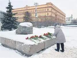  ?? I
AFP ?? Flores para Navalni en Moscú.