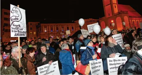  ?? Foto: Annette Zoepf ?? Rund 2000 Menschen demonstrie­rten im Jahr 2016 auf dem Augsburger Rathauspla­tz gegen einen Auftritt der damaligen AfD Chefin Frauke Petry im Rathaus. Nun soll der Rathauspla­tz wieder zum zentralen Ort des Protests werden – dieses Mal gegen den AfD...