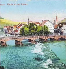  ?? FOTOS: STADT TUTTLINGEN ?? Auf diesem Bild, das angesichts der Bebauung um 1905 entstanden sein müsste, ist die damals dort stehende Holzbrücke zu sehen. Das Wasser, hier deutlich zu erkennen, wurde damals auf der Westseite der Brücke mit einem Überlaufwe­hr aufgestaut.