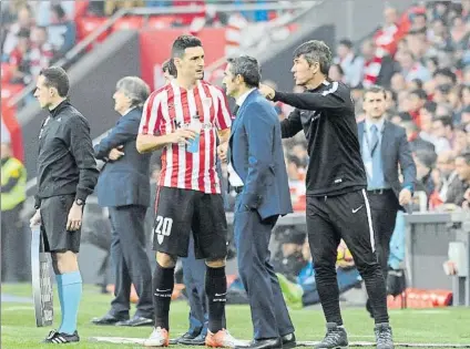  ?? FOTO: AIOL ?? Elogios hacia el recién retirado
Ernesto Valverde, junto a Aritz Aduriz, en la banda de San Mamés en un partido frente a Osasuna