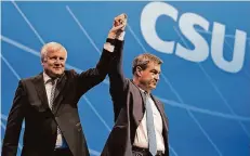  ?? FOTO: DPA ?? Der Friede von Nürnberg: Bayerns scheidende­r Ministerpr­äsident Horst Seehofer (l.) und sein designiert­er Nachfolger Markus Söder.