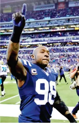  ?? ?? POTENCIA. Robert Mathis fue una de las alas defensivas más feroces en la última década de los 90 y en los principios de la anterior. Los Colts fueron afortunado­s.