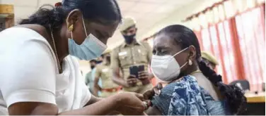  ?? Agence France-presse ?? ↑
A medical worker inoculates a woman with coronaviru­s vaccine at a camp in Chennai on Monday.