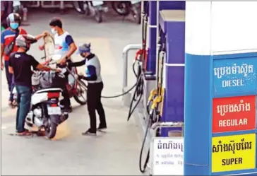  ?? HONG MENEA ?? Motorists fill their tanks at a petrol station in the capital’s Meanchey district in 2022.