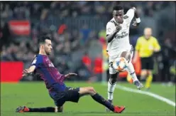  ??  ?? IMPARABLE. Vinicius sobrepasa a Busquets en el Clásico de Copa.