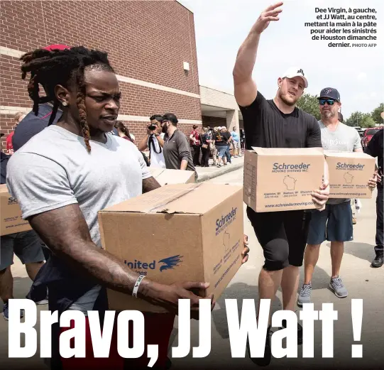  ?? PHOTO AFP ?? Dee Virgin, à gauche, et JJ Watt, au centre, mettant la main à la pâte pour aider les sinistrés de Houston dimanche dernier.