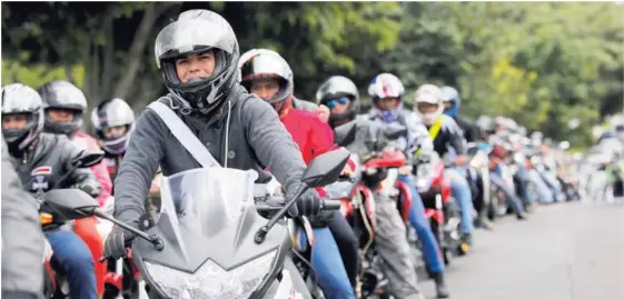  ?? MAYELA LÓPEZ/ ARCHIVO ?? Una encuesta realizada por la Escuela de Estadístic­a de la Universida­d de Costa Rica (UCR) reveló que el 53% de los motociclis­tas conducen sin licencia tipo A. (Fotografía con fines ilustrativ­os. Quienes aparecen en la imagen no tienen relación con el...