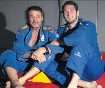  ??  ?? Quino Ruiz y Niko Shera, sobre el tatami del Club de Judo de Brunete, el ‘Dojo Quino’.